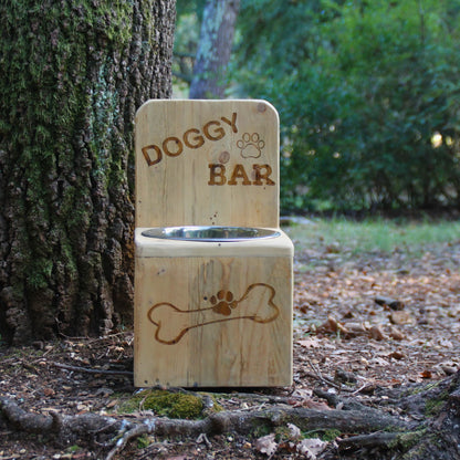 Support gamelle chien en bois recyclé et gravure Doggy Bar 