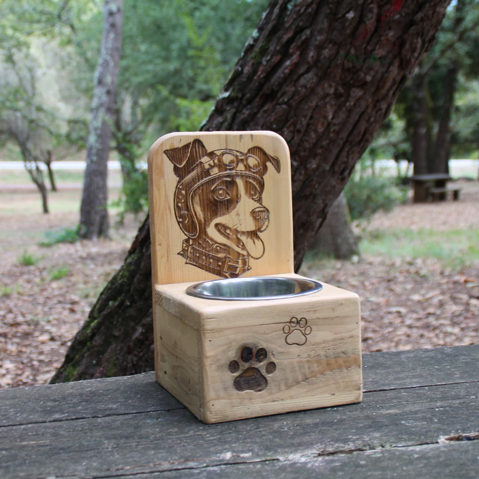 Dog Bar en bois recyclé, support surélevé avec gamelle inox, gravure tête de chien motard (casque et lunettes).