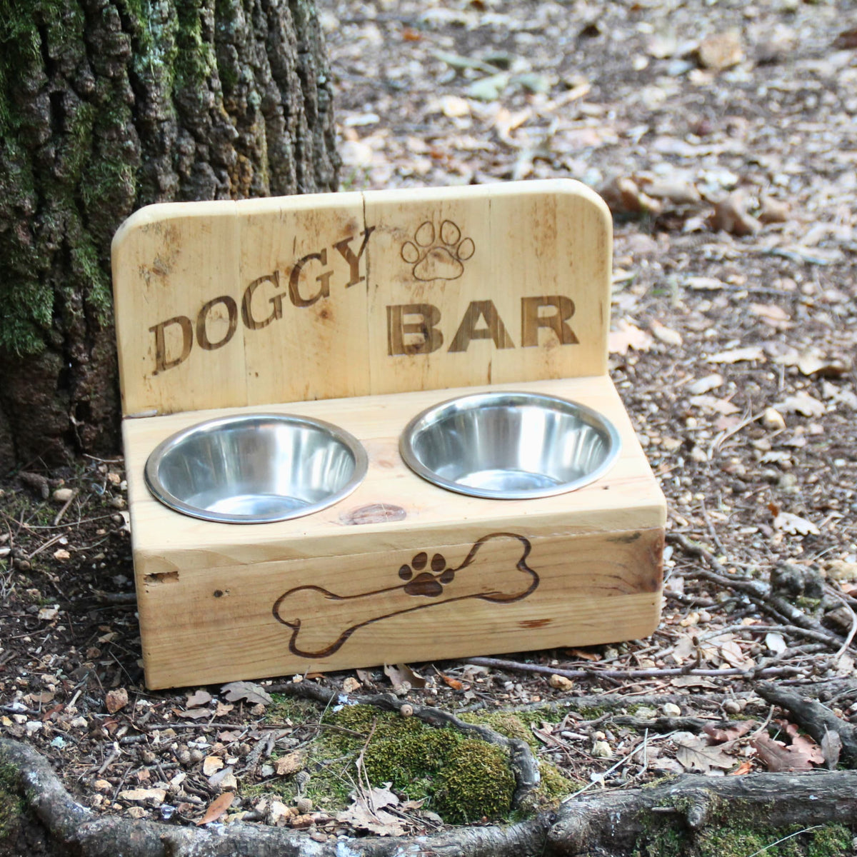 Gamelle double surélevée pour chien en bois recyclé et inox. Gravure Doggy Bar avec patte et os 
