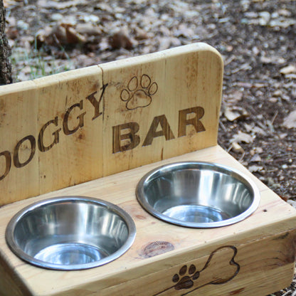 Détails de la gamelle double surélevée pour chien en bois recyclé et inox. Gravure Doggy Bar avec patte et os 