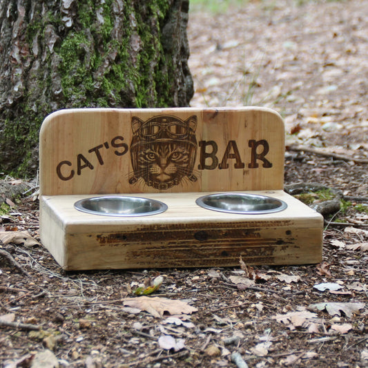 Gamelle double pour chat en bois et inox. Gravure laser "cat's bar" et chat motard