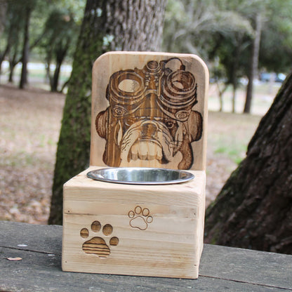 Gros plan sur la gravure du Bulldog motard : casque et lunettes, sur le bois du Dog Bar