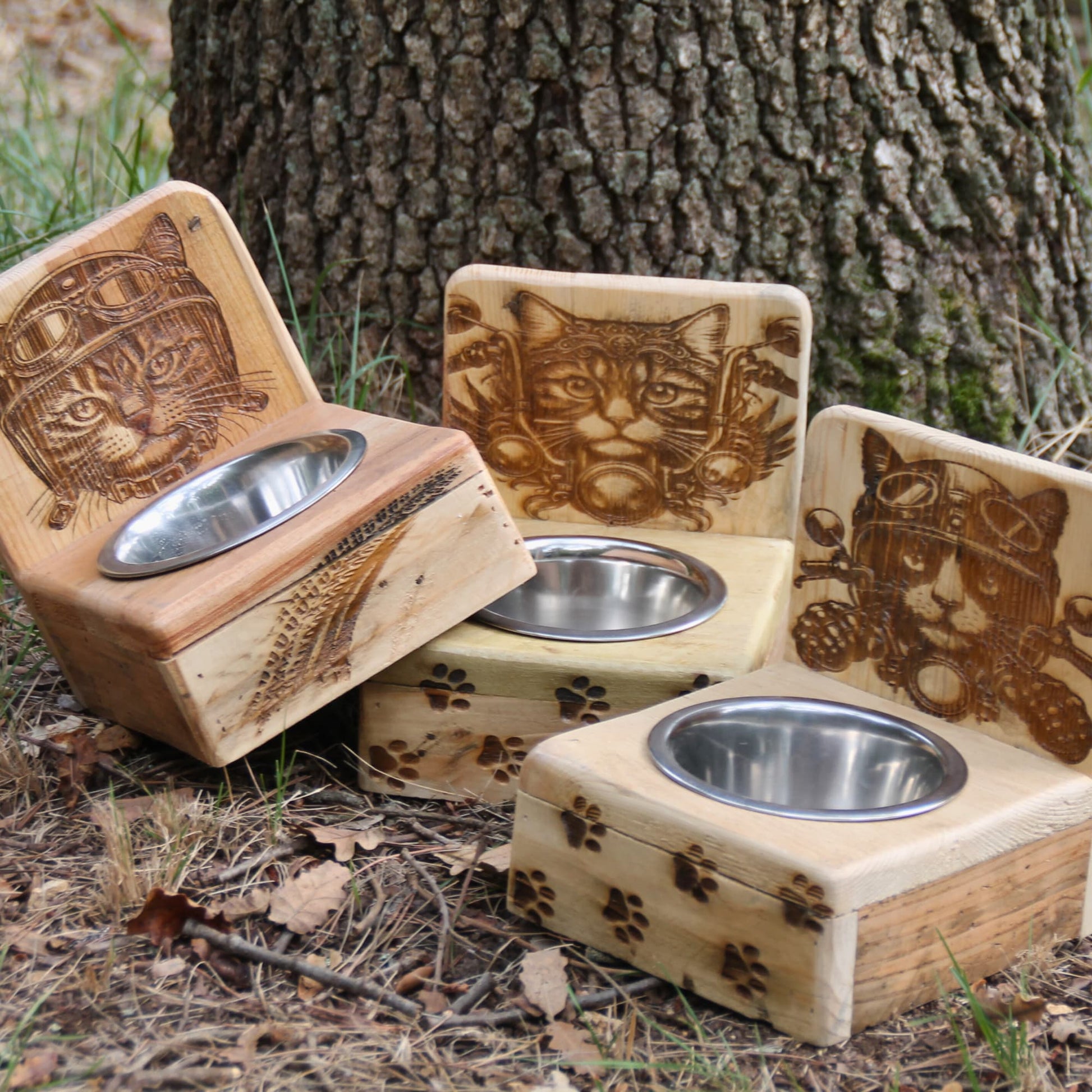 Gamelles pour chat artisanales en bois et gamelle inox. Gravures laser de chats motards