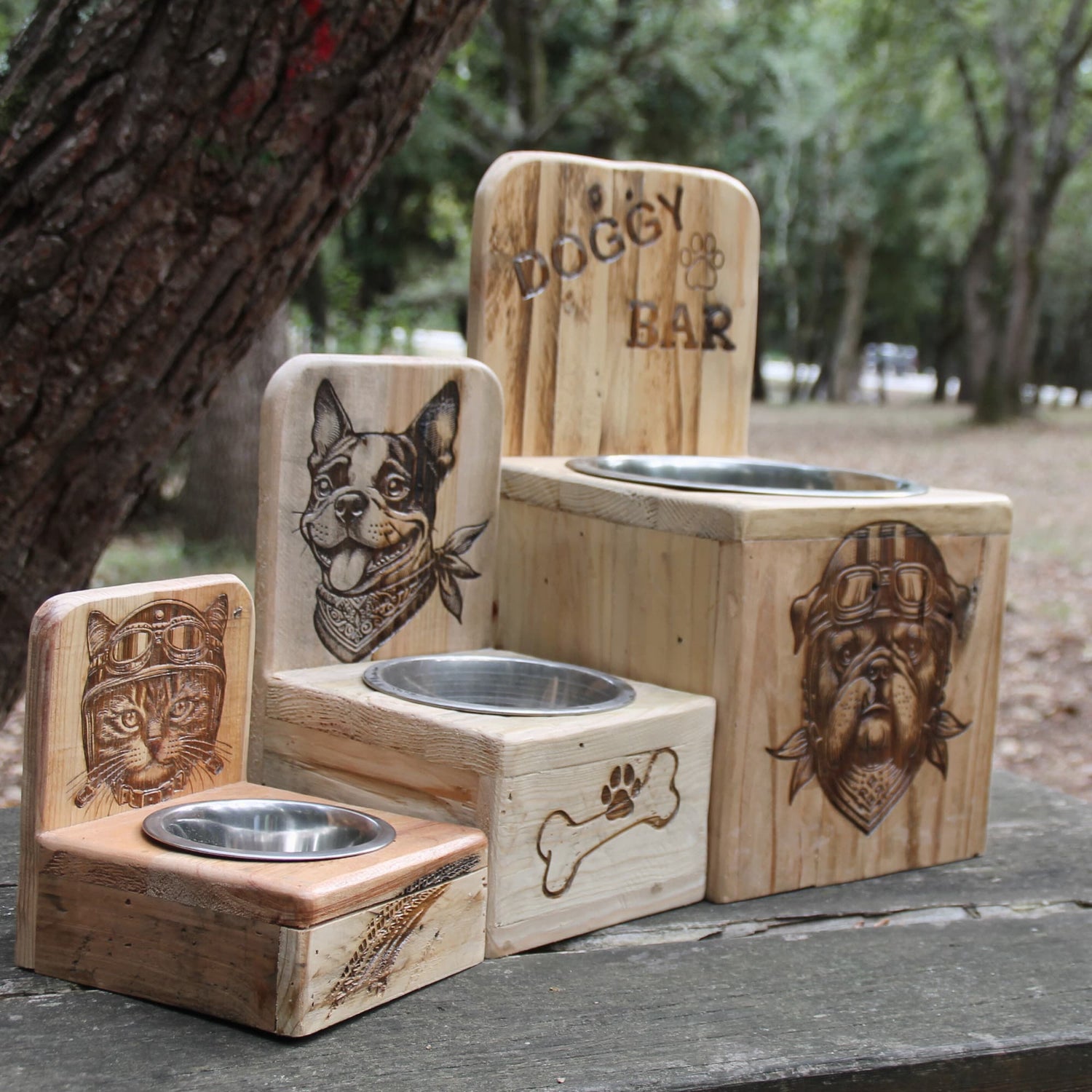 Gamelles artisanales en bois recyclés et gravées pour chiens et chats de motard