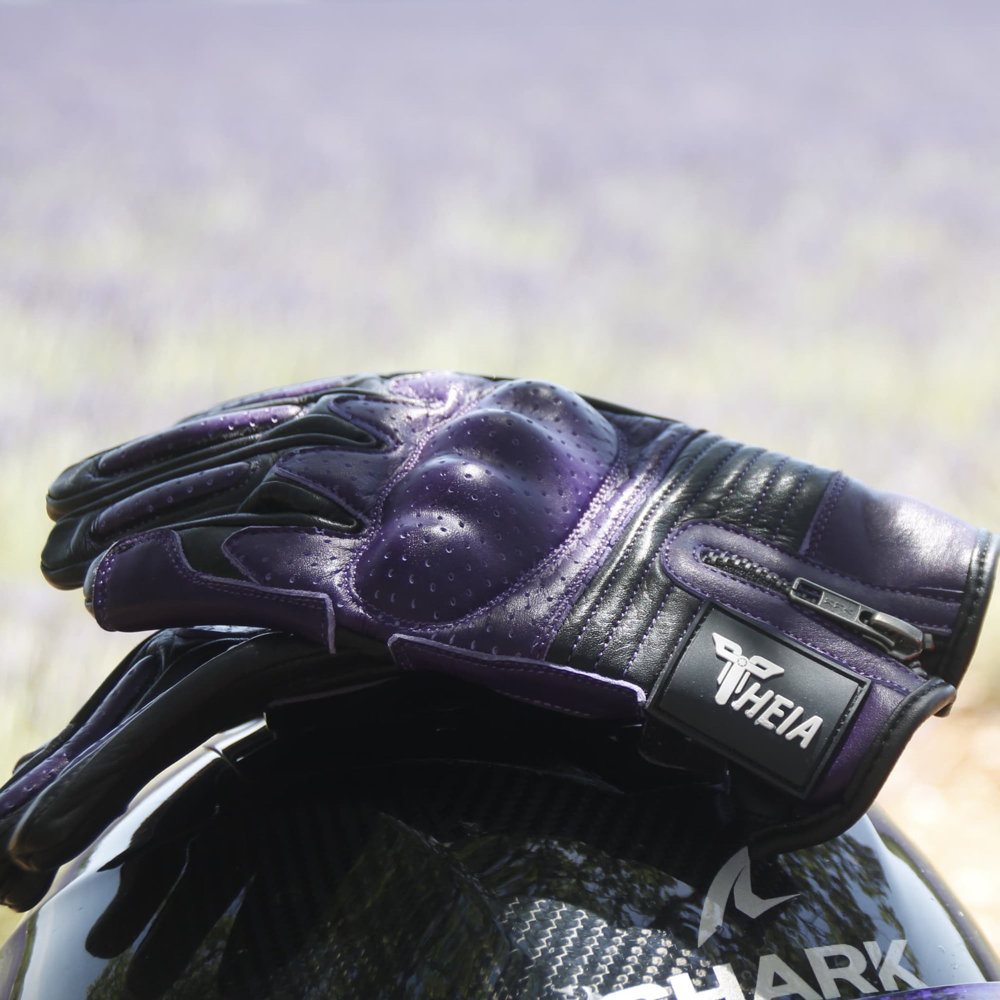 Gants de moto pour femme en cuir violet par Theia Moto.