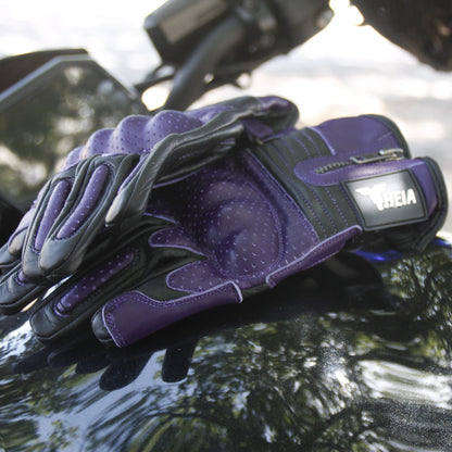 Details des Gants de moto pour femme en cuir violet. Homologués et respirants