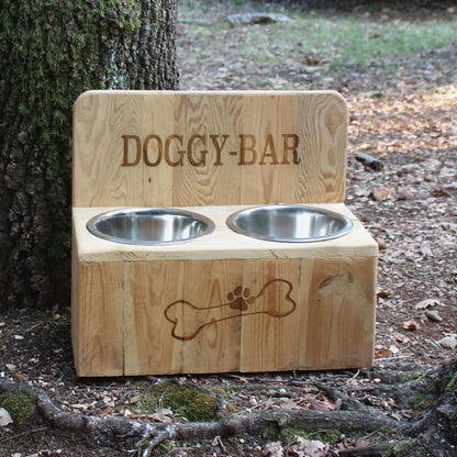 Grande gamelle double pour gros chien en bois recyclé et inox. Gravure Doggy Bar et os 