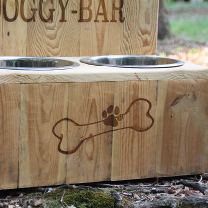 Details de la grande gamelle double pour gros chien en bois recyclé et inox. Gravure Doggy Bar et os 