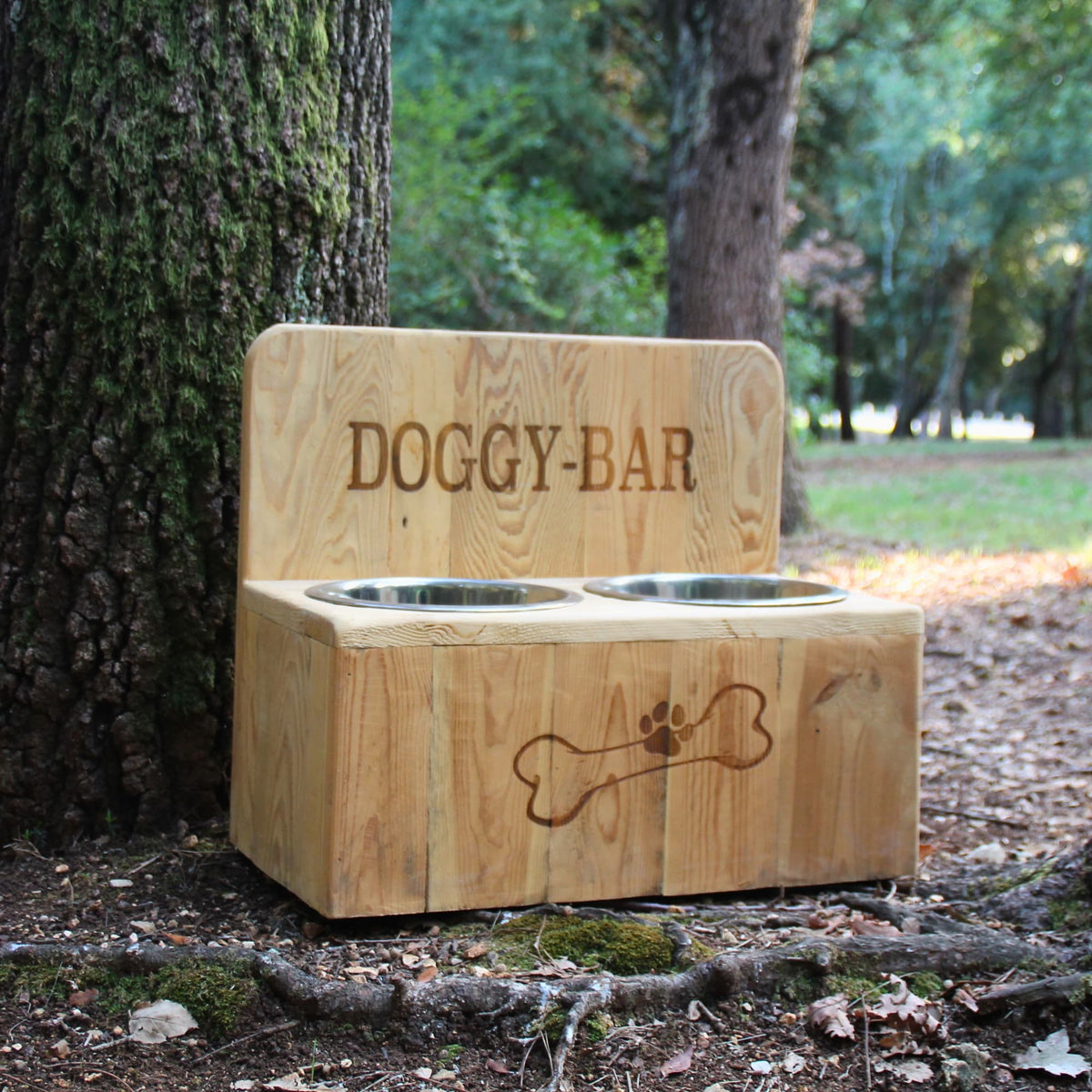 Grande gamelle double pour gros chien en bois recyclé et inox. Gravure Doggy Bar et os 