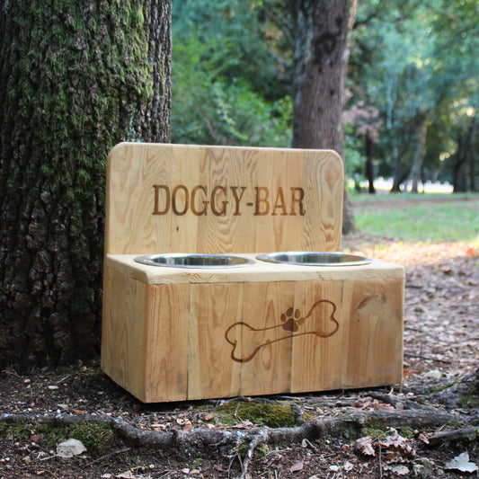 Grande gamelle double pour gros chien en bois recyclé et inox. Gravure Doggy Bar et os 