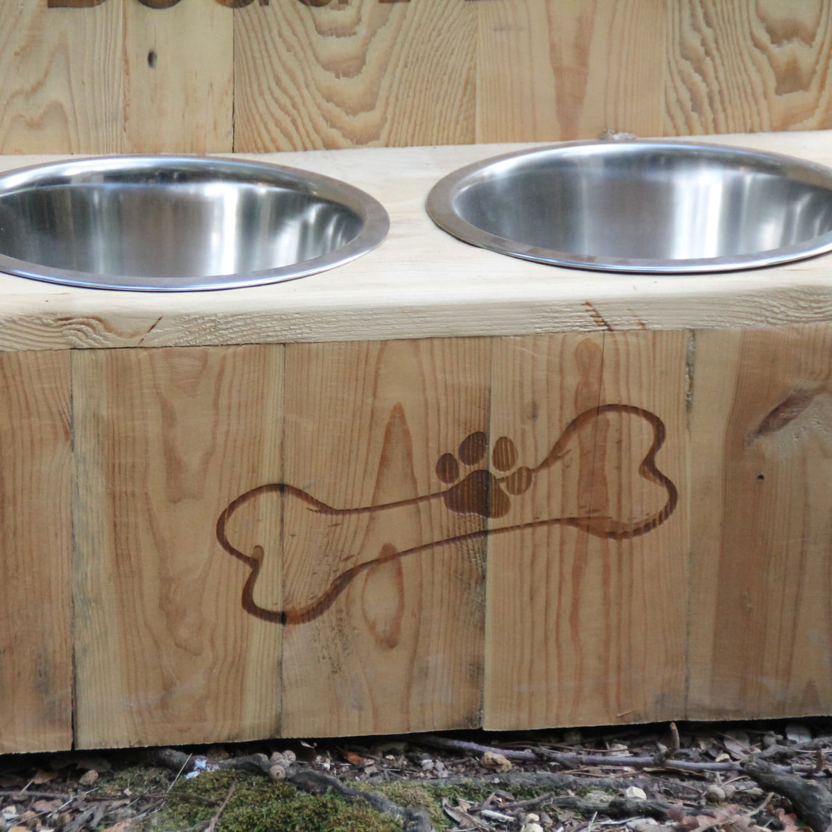 Zoom sur la gravure patte et os de la Grande gamelle double pour gros chien en bois recyclé et inox.