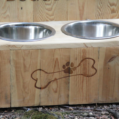 Zoom sur la gravure patte et os de la Grande gamelle double pour gros chien en bois recyclé et inox.