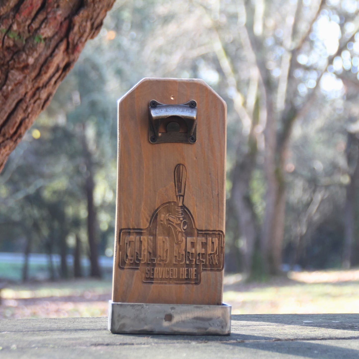 Décapsuleur mural en bois artisanal gravé Cold Beer Serviced here.