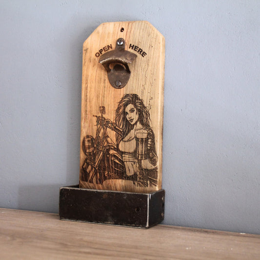 Decapsuleur mural artisanal en bois recyclé et métal. Gravure motarde sexy et chope de bière. 