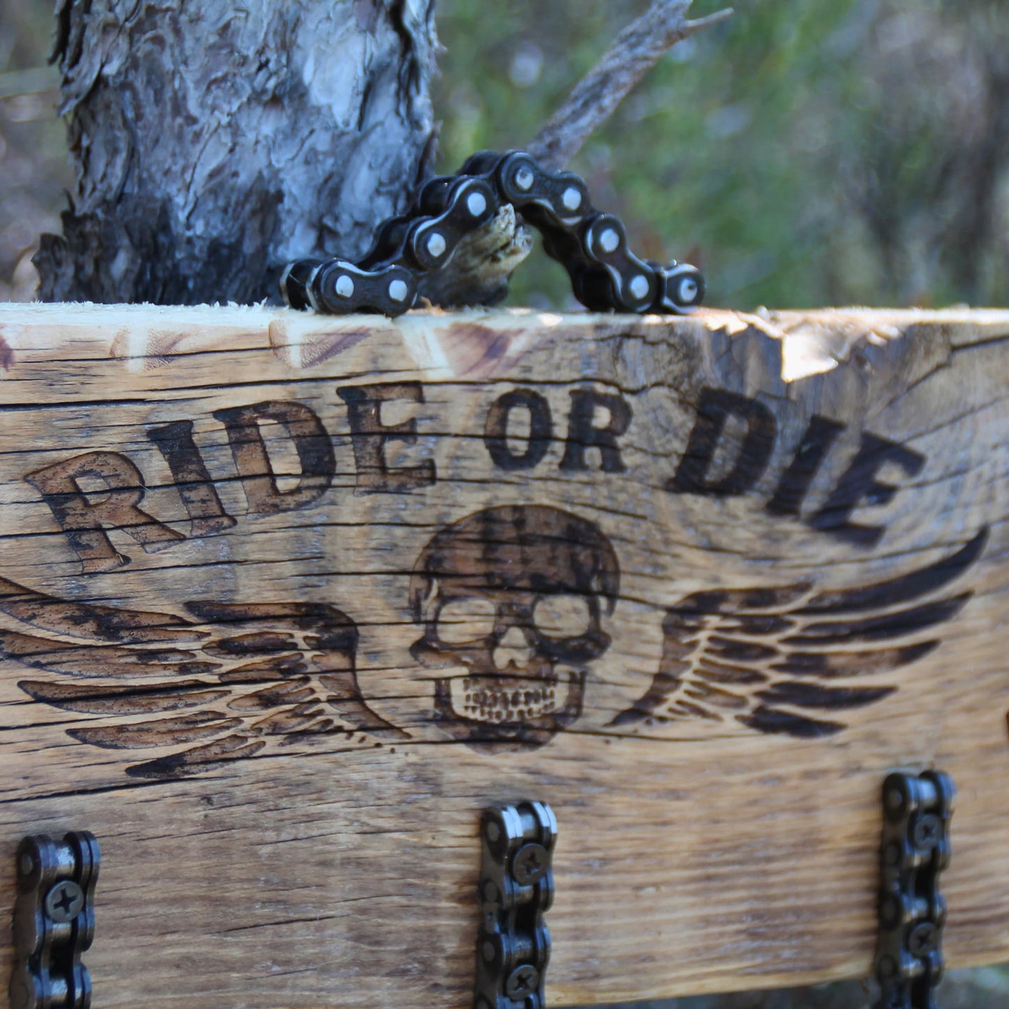 Zoom sur la fixation murale du porte-clé en bois Ride or Die avec tête de mort ailée, accessoire décoratif motard solide