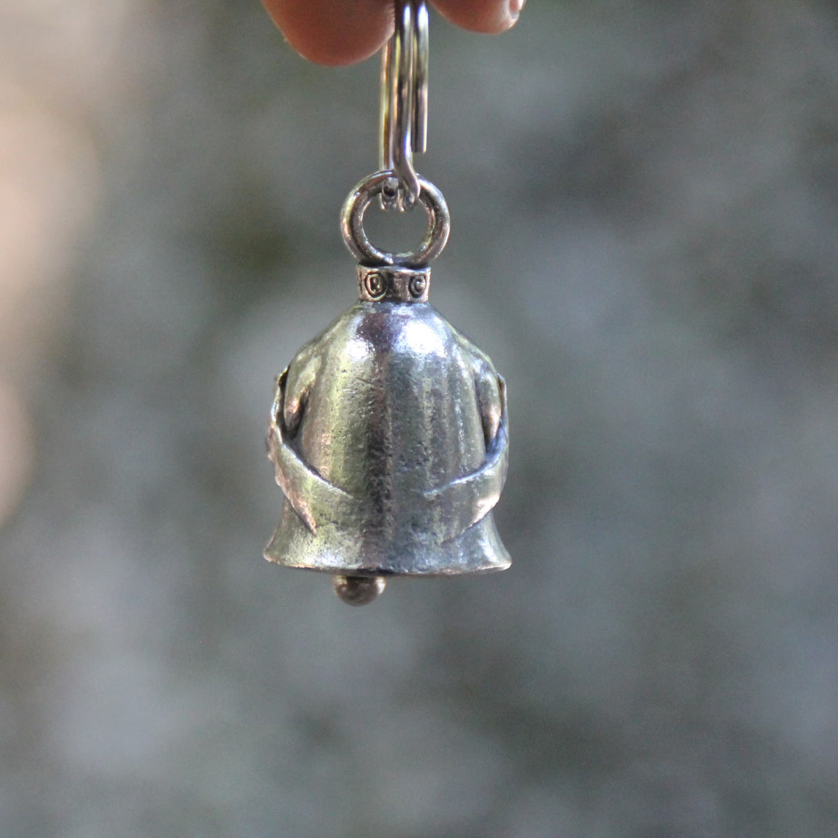 Clochette moto officielle Guardian Bell mains baladeusesvue de dos