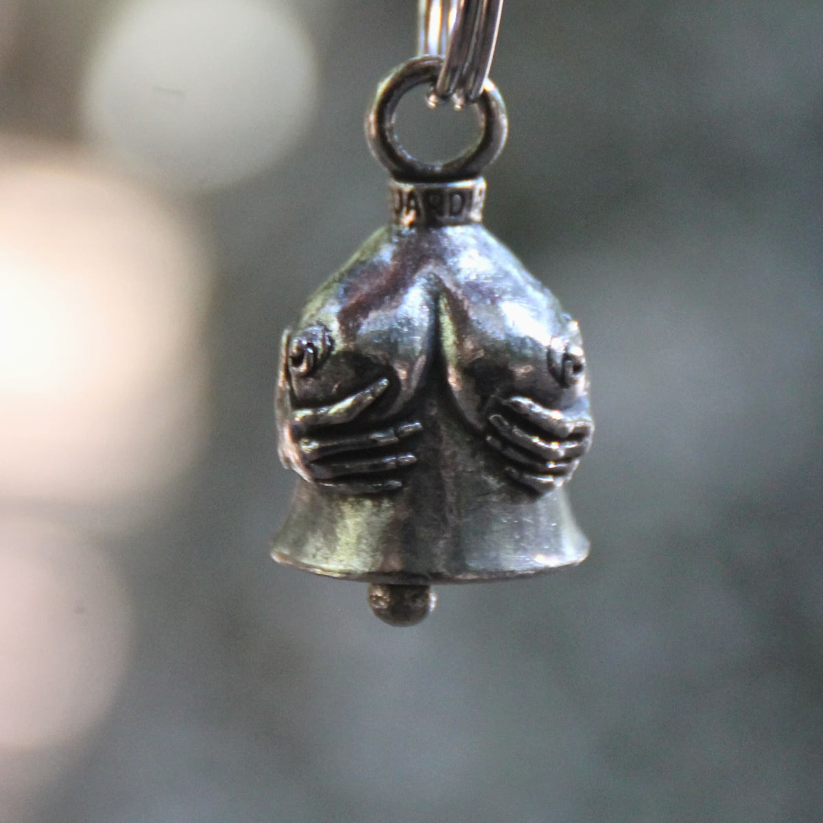 Zoom sur la Clochette moto officielle Guardian Bell mains baladeuses