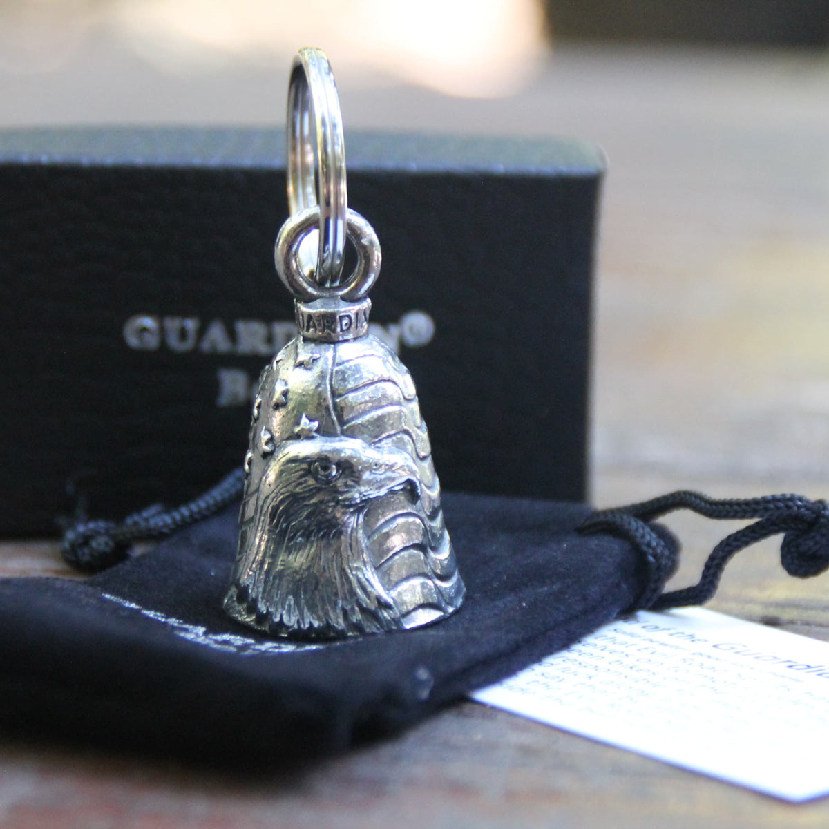 Guardian Bell® officielle aigle et drapeau USA avec pochette en velours noir, carte de la légende et boîte cadeau.