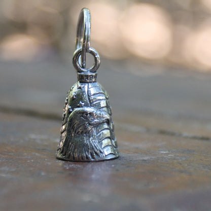 Guardian Bell® officielle aigle et drapeau USA, vue de l’aigle américain, posée sur une table.