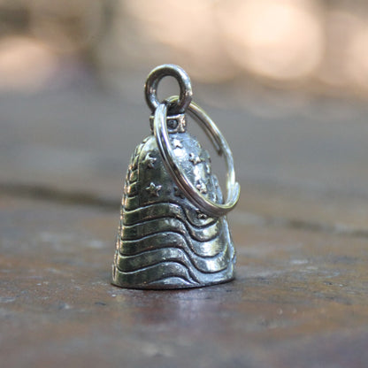 Guardian Bell® officielle aigle et drapeau USA, vue du drapeau américain, posée sur une table