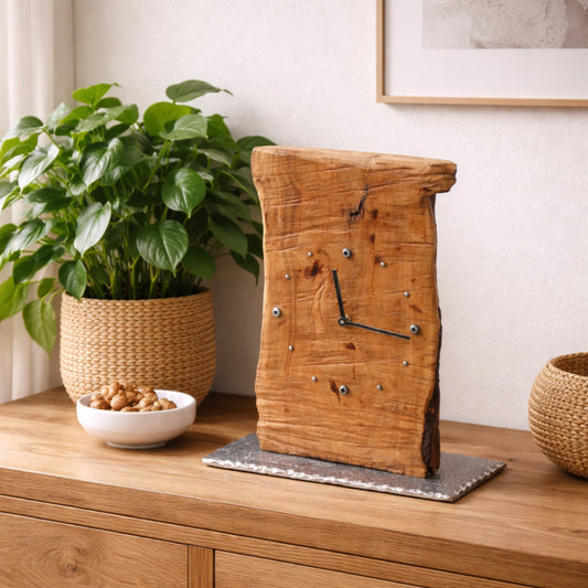 Horloge artisanale en bois fruitier et métal en situation sur un meuble. 