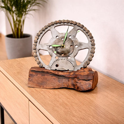 Horloge artisanale à poser en bois fruitier avec disque et chaine de moto en situation.