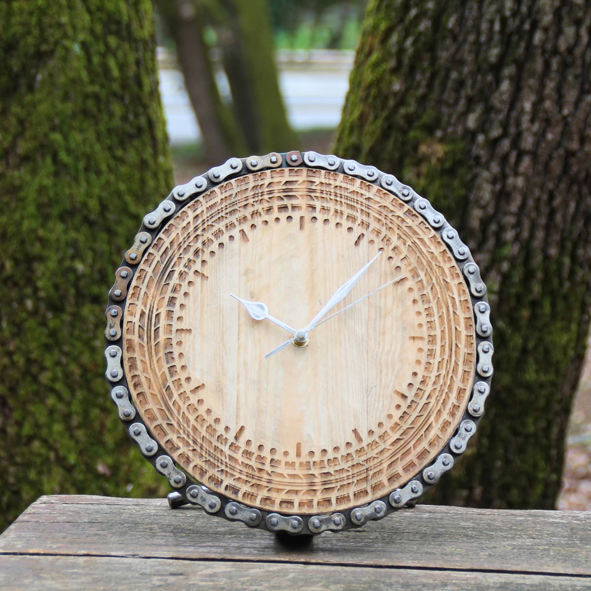 Horloge à poser en bois et chaine de moto. Gravure trace de pneu. Cadeau motard original