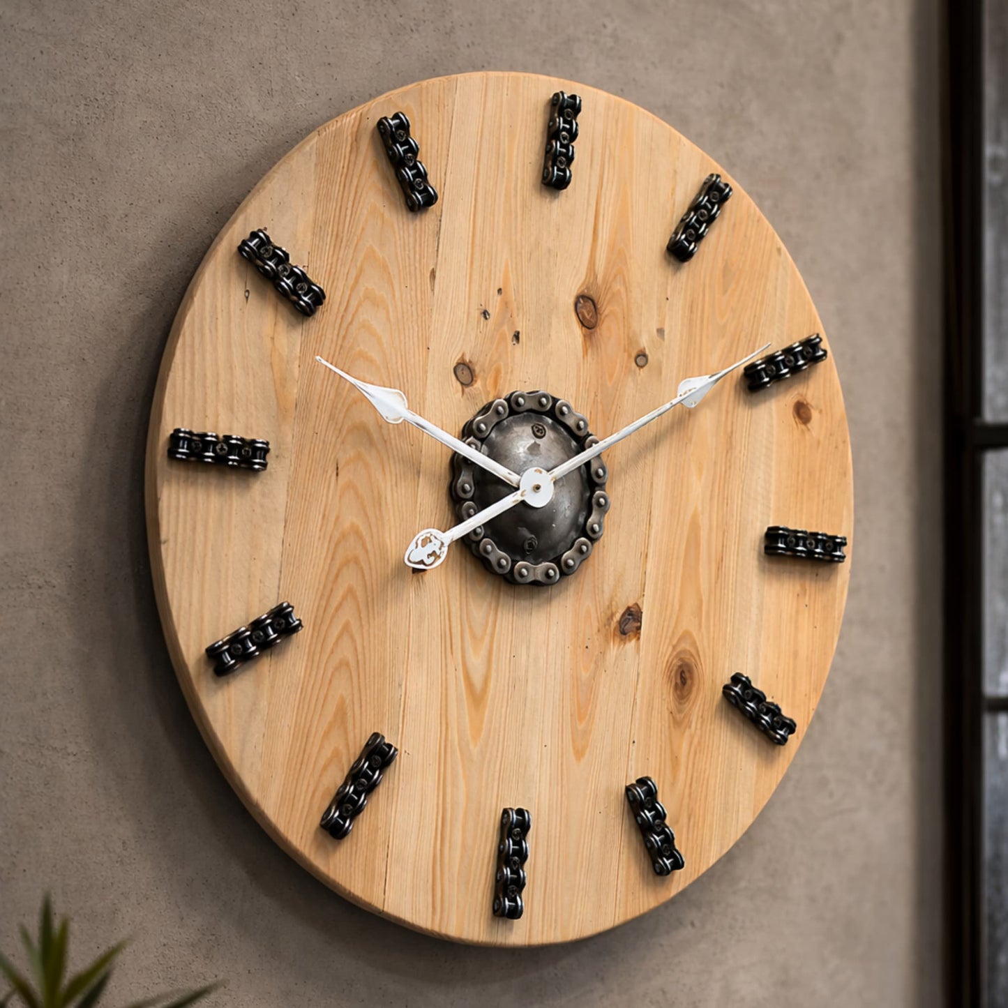 Horloge en bois de récupération et chaine de moto authentique.
