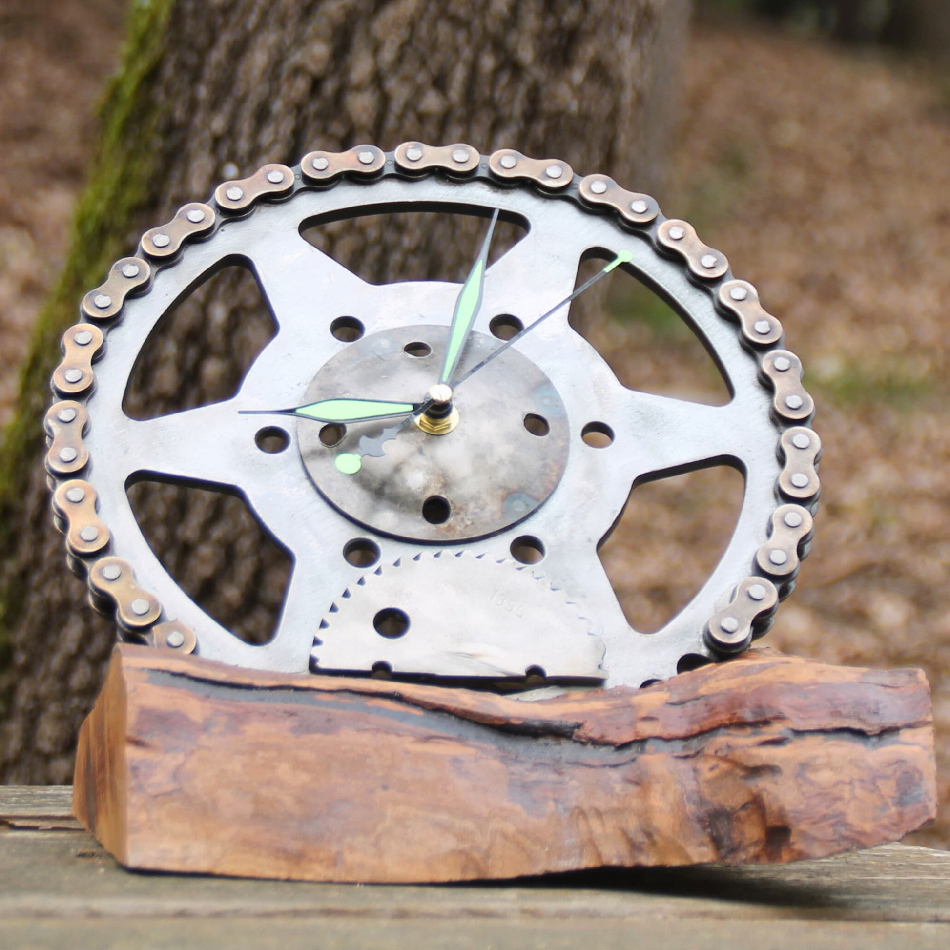 Belle horloge artisanale à poser en bois fruitier avec disque de frein et chaine de moto. Cadeau motard original.