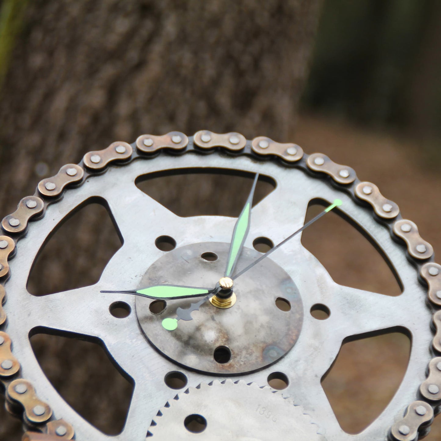 Details de l'horloge moto artisanale à poser. Fait main dans les Alpes Maritimes.