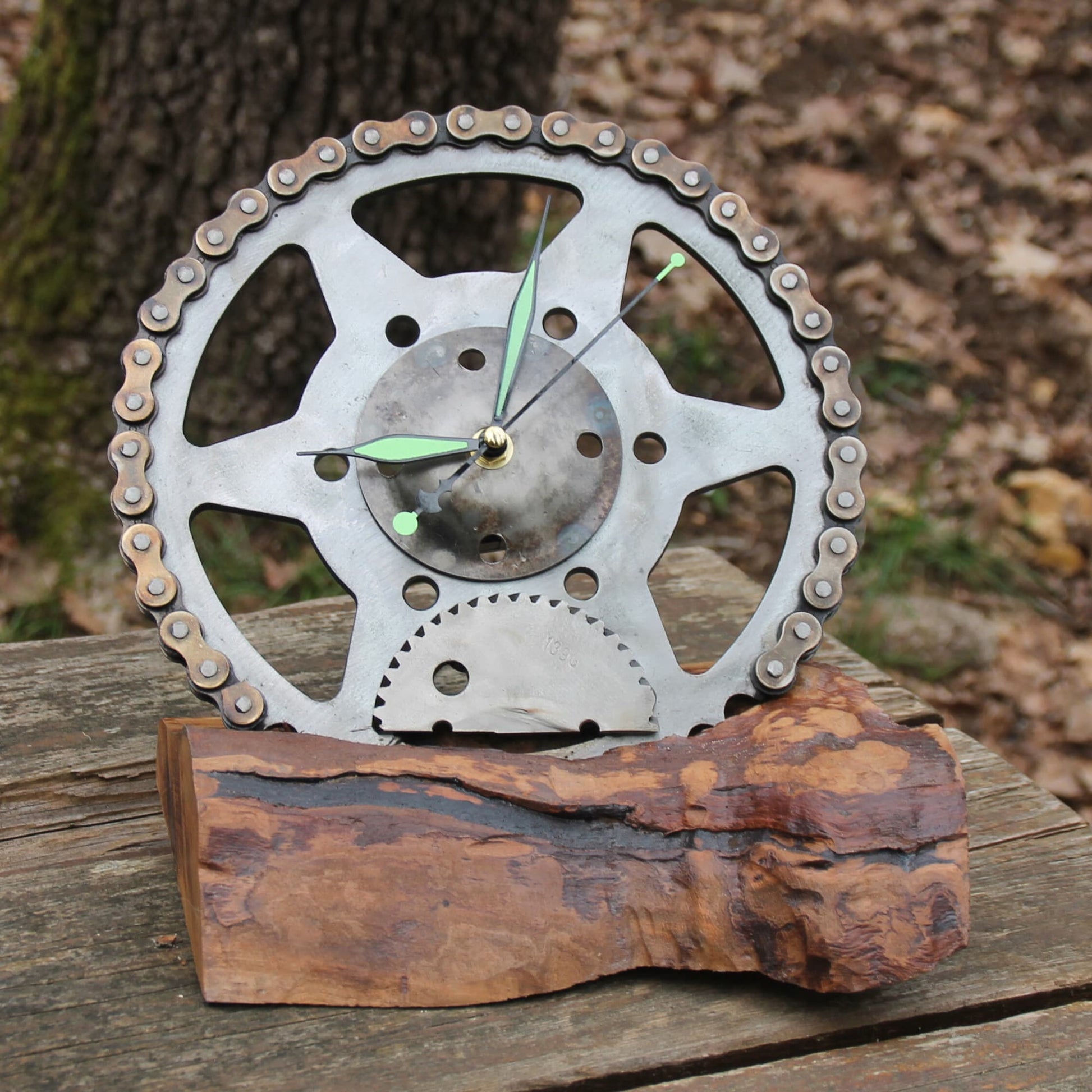 Horloge artisanale à poser en bois fruitier avec disque et chaine de moto.