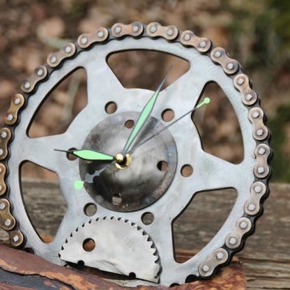 Horloge à poser en bois fruitier avec disque de frein et chaine de moto. Belle idée cadeau moto