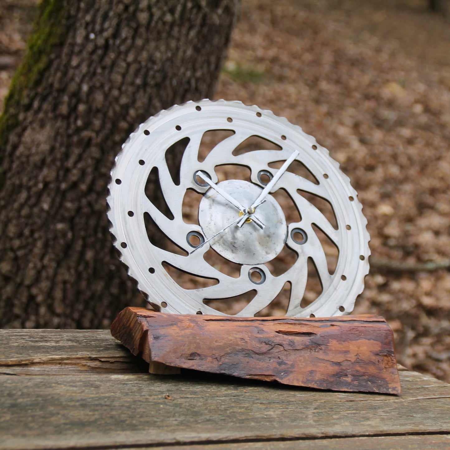Horloge à poser en bois de cerisier et disque de frein de moto. Fait main 