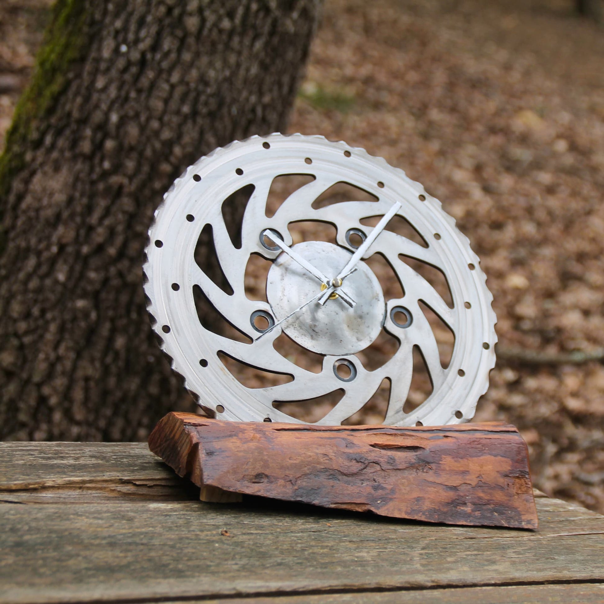 Horloge à poser en bois de cerisier et disque de frein de moto. Fait main 