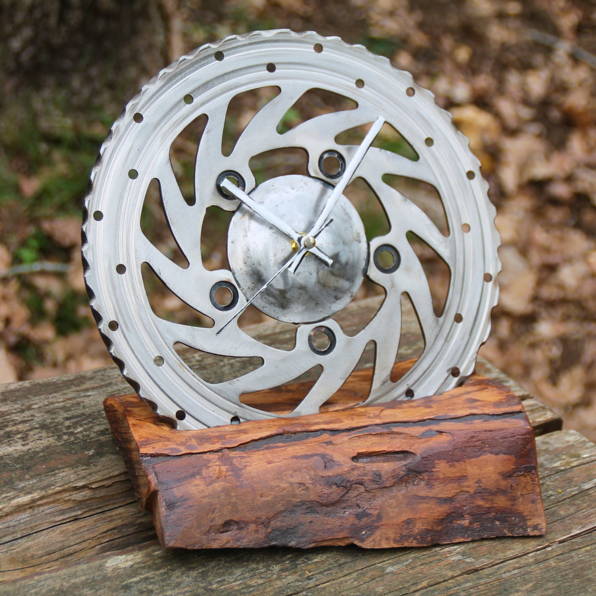 Belle horloge artisanale à poser en bois fruitier et disque de frein de moto.