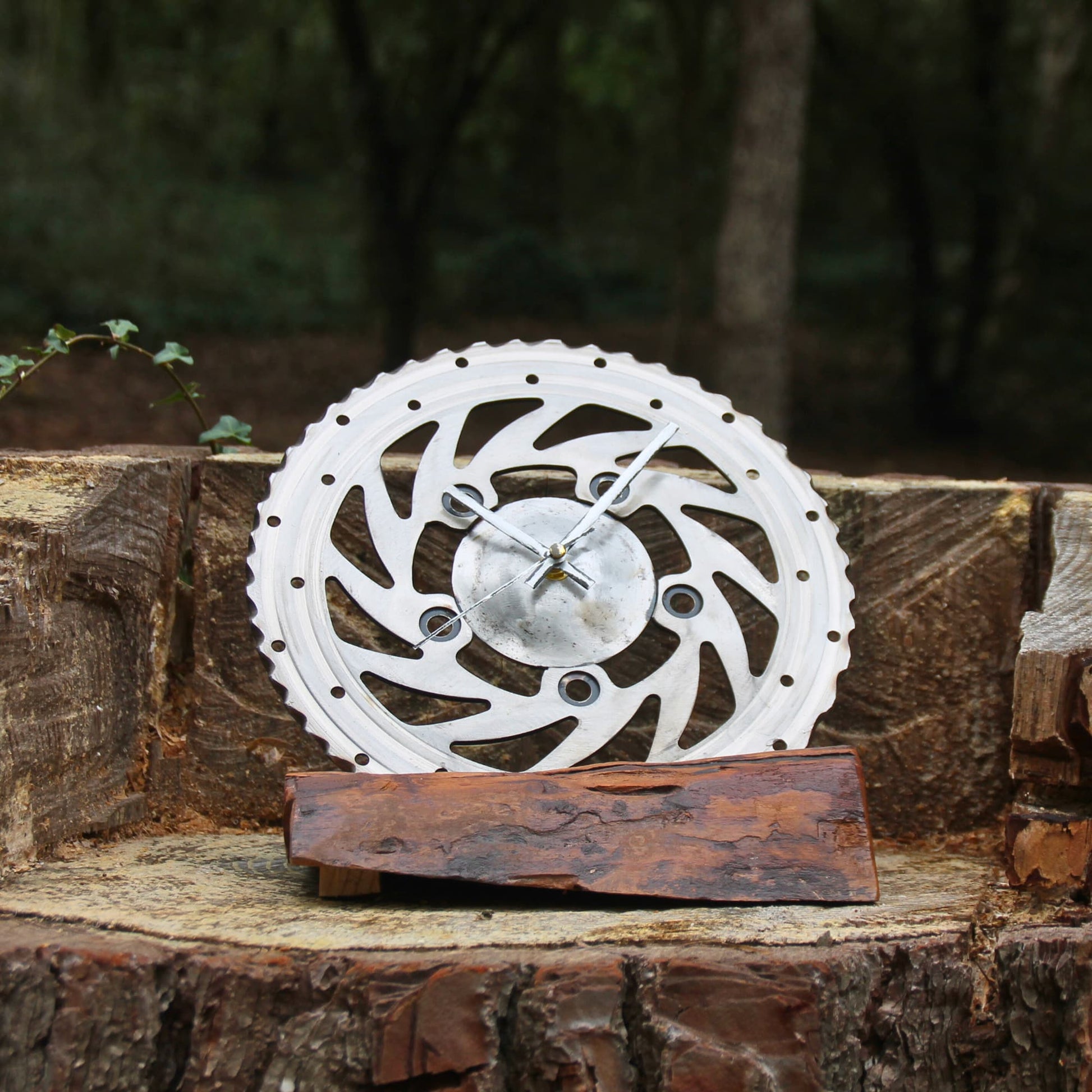 Horloge à poser en bois fruitier et disque de frein de moto.