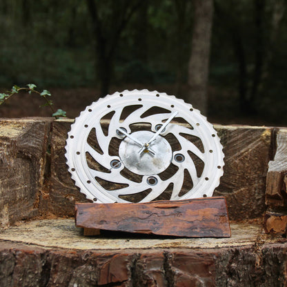 Horloge à poser en bois fruitier et disque de frein de moto.