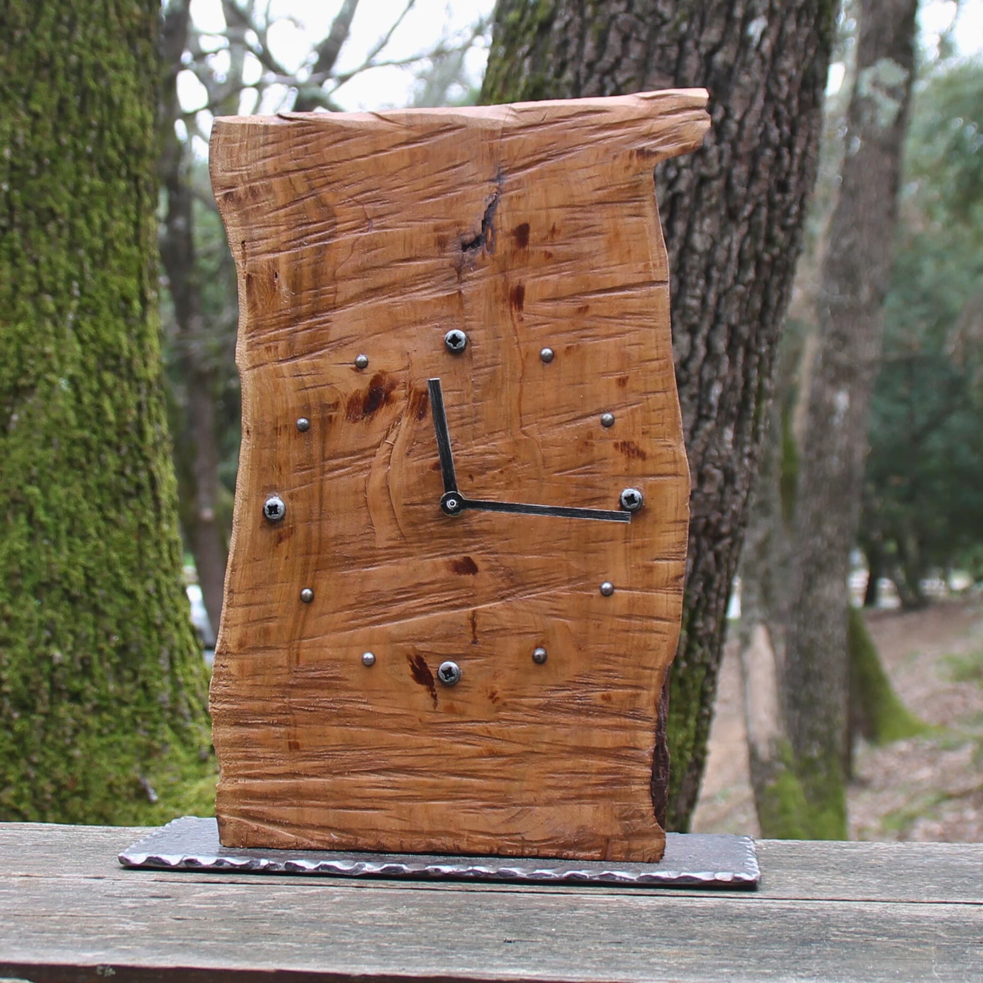 Magnifique horloge artisanale en bois fruitier et métal