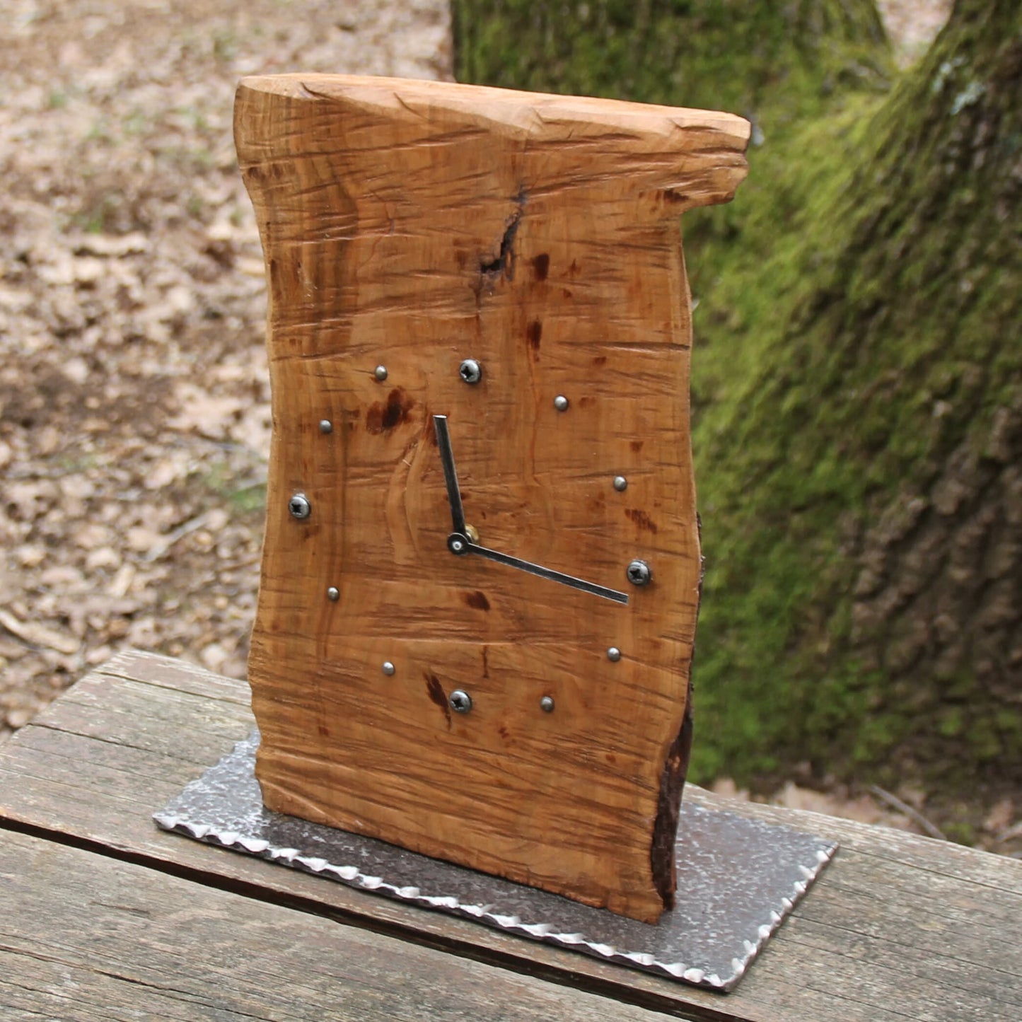 Horloge artisanale en bois fruitier et métal à poser. 