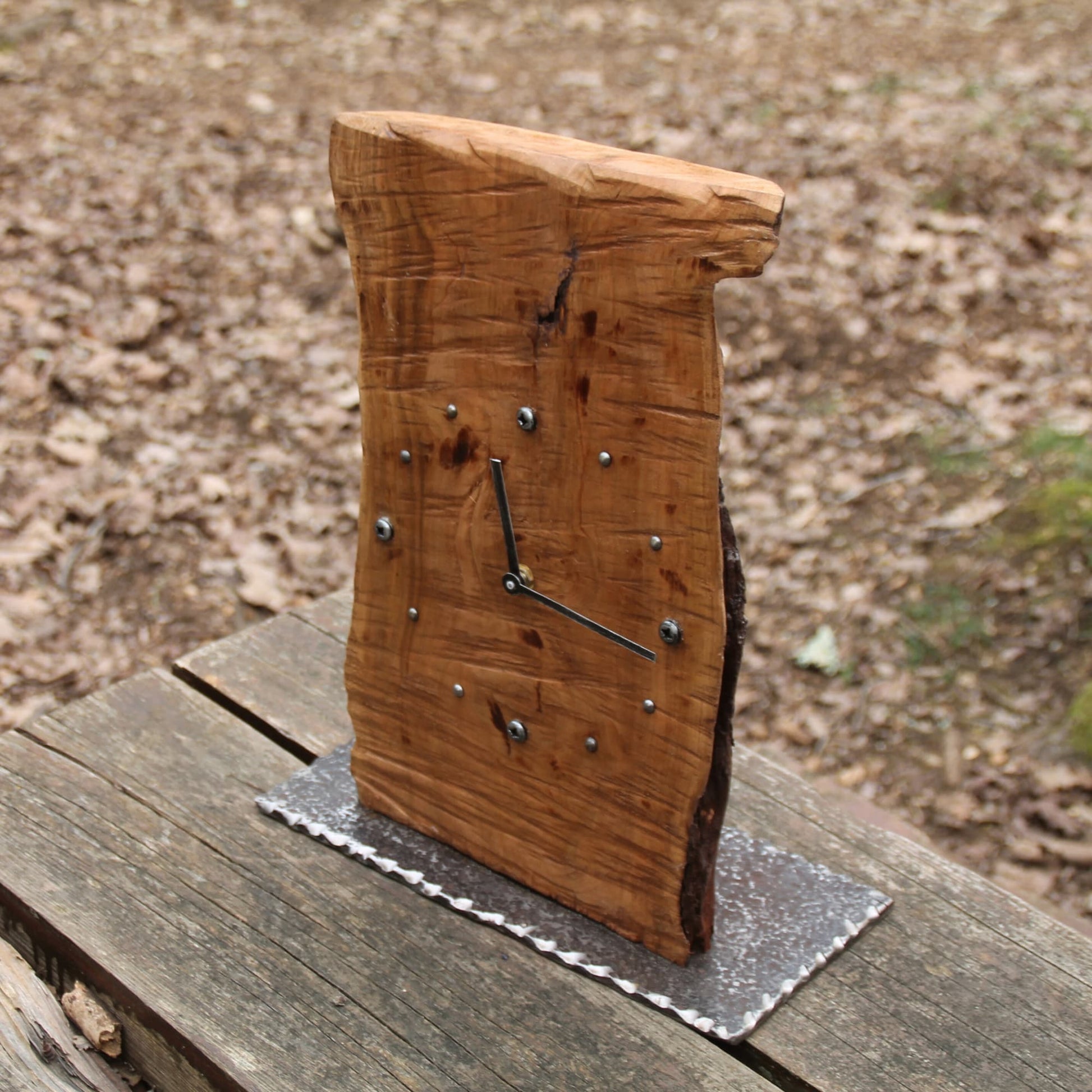 Horloge artisanale en bois fruitier et métal fabriquée à la main dans les Alpes Maritimes