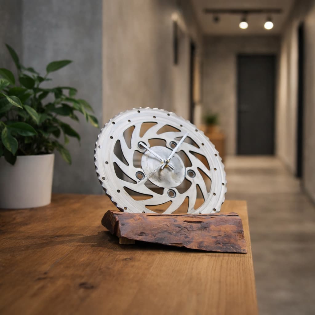 Horloge mécanique disque de frein moto et bois fruitier en situation sur un meuble. Déco industrielle