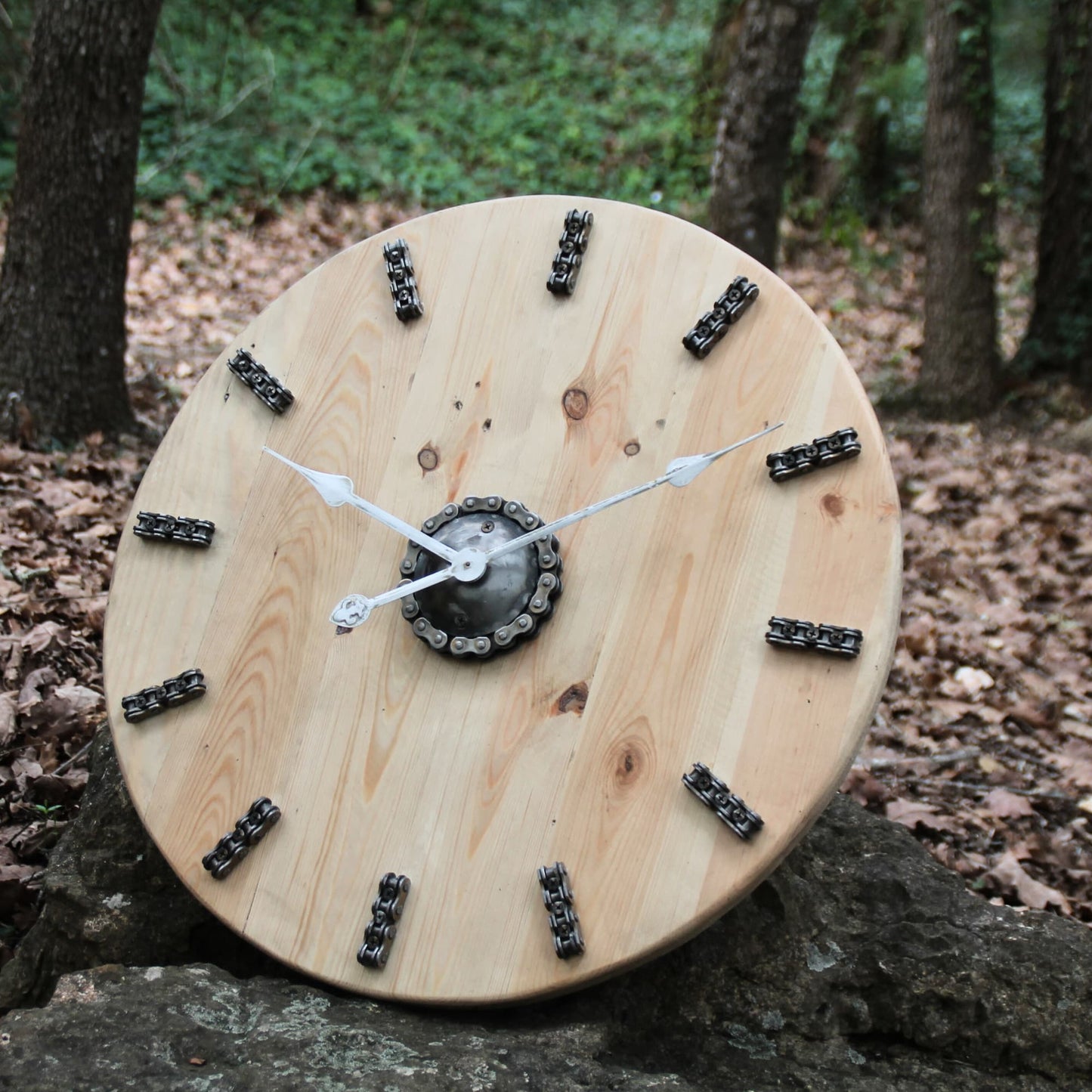 Horloge ronde en bois de récupération et chaine de moto authentique. Piece unique artisanale