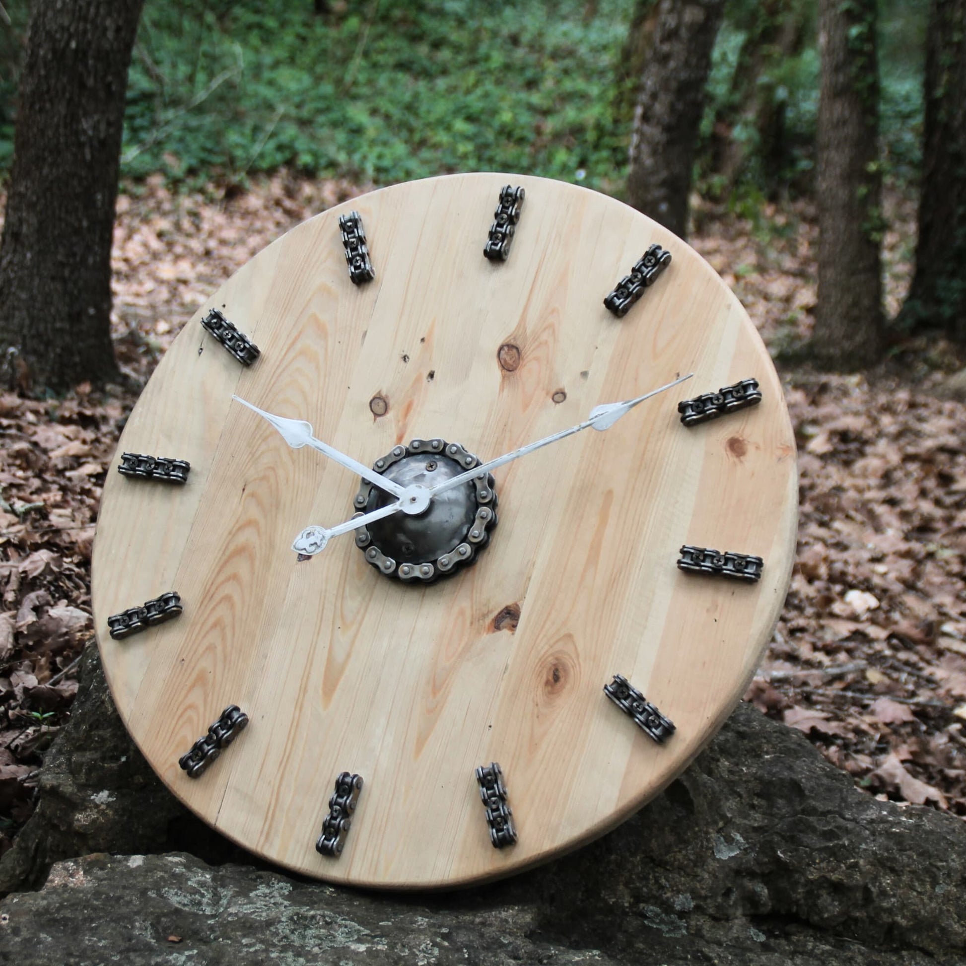 Horloge ronde en bois de récupération et chaine de moto authentique. Piece unique artisanale