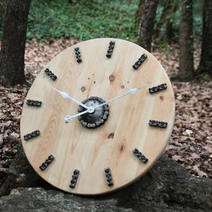 Horloge ronde en bois de récupération et chaine de moto authentique. Piece unique artisanale