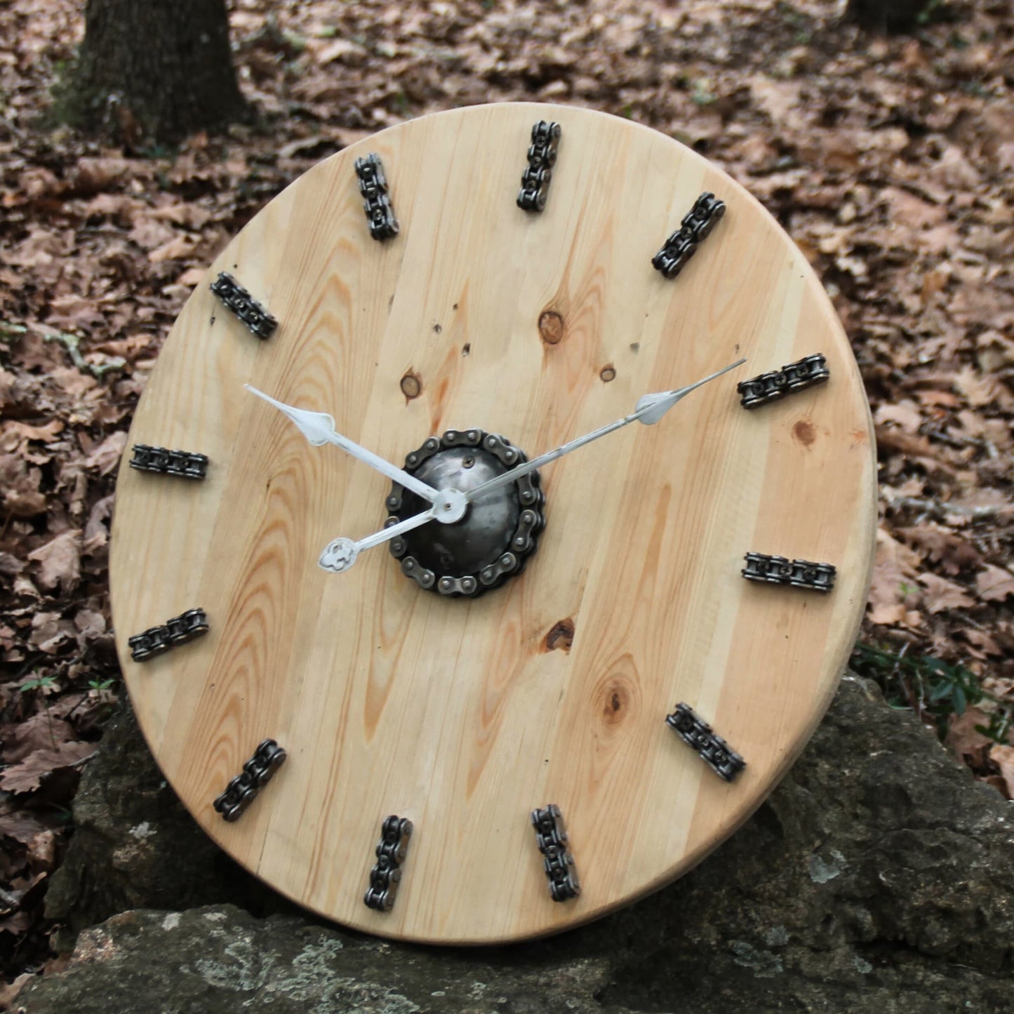 Horloge ronde en bois et chaine de moto authentique.