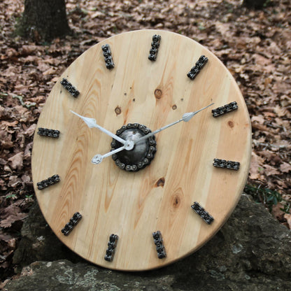 Horloge ronde en bois et chaine de moto authentique.