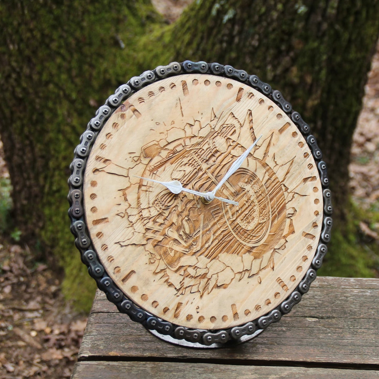 Gravure moto sur l'horloge en bois et chaine de moto à poser. 30cm. 