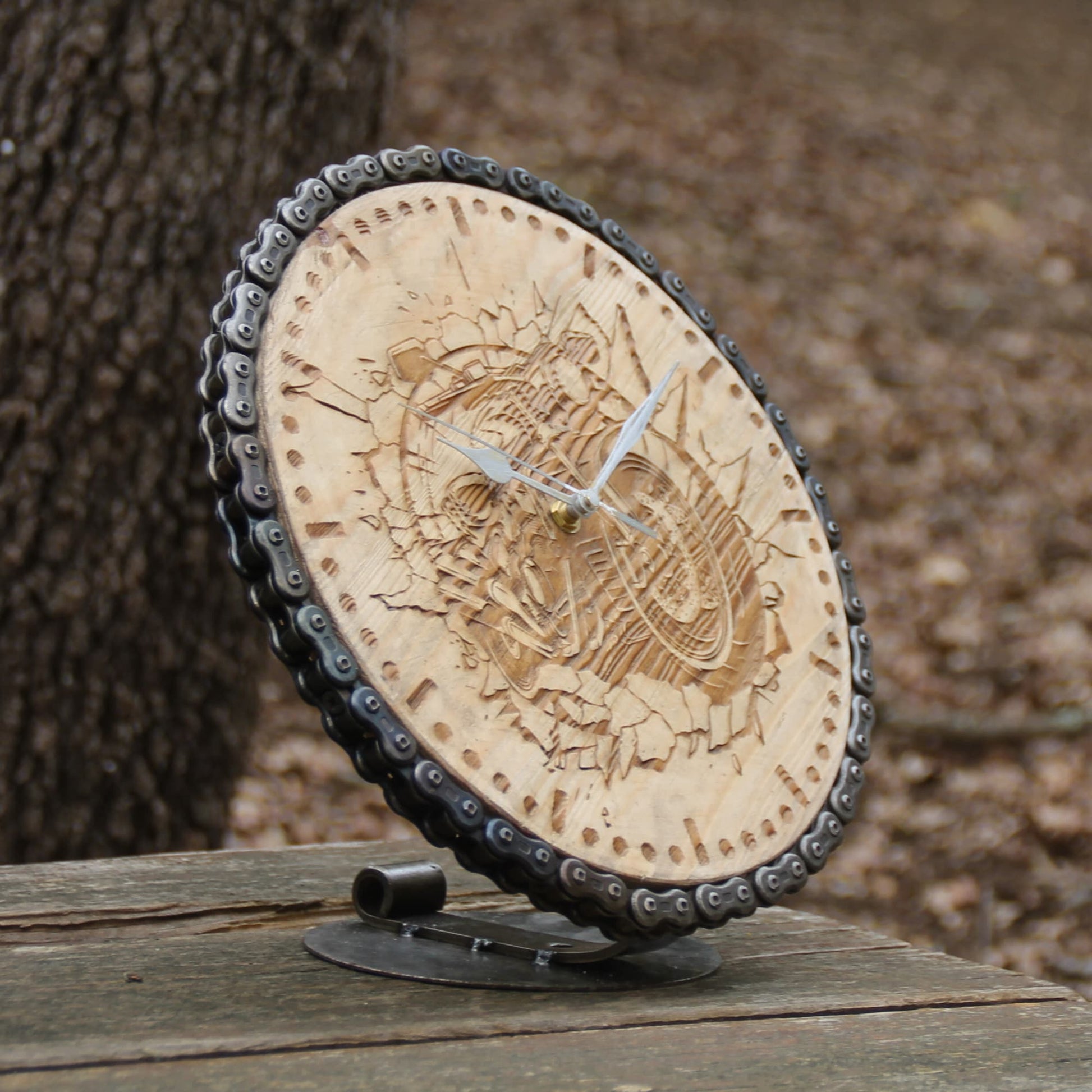 Vu de profil de l'horloge en bois et chaine de moto recyclé