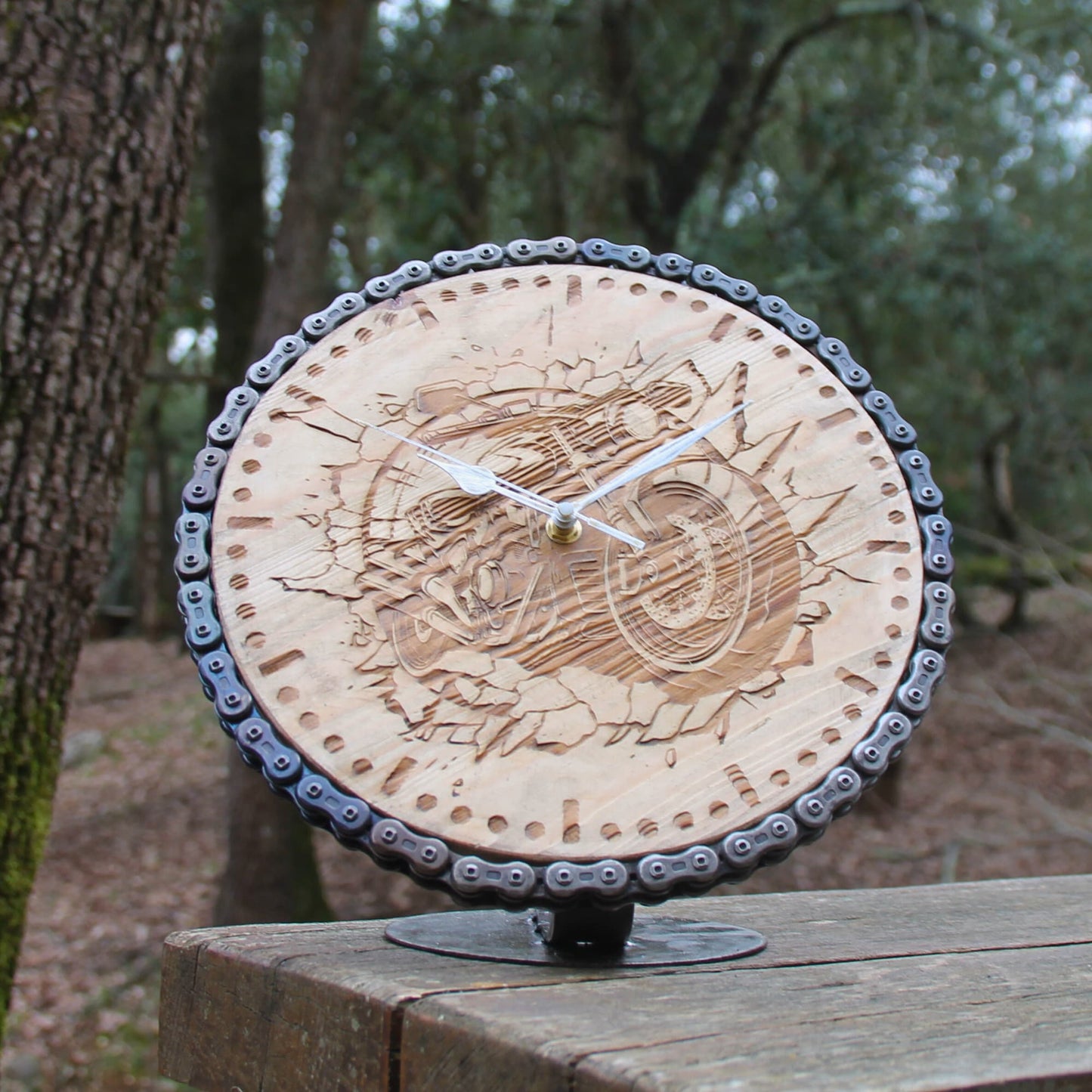 Horloge en bois et métail avec chaine de moto. A poser. idée cadeau original pour motard passionné