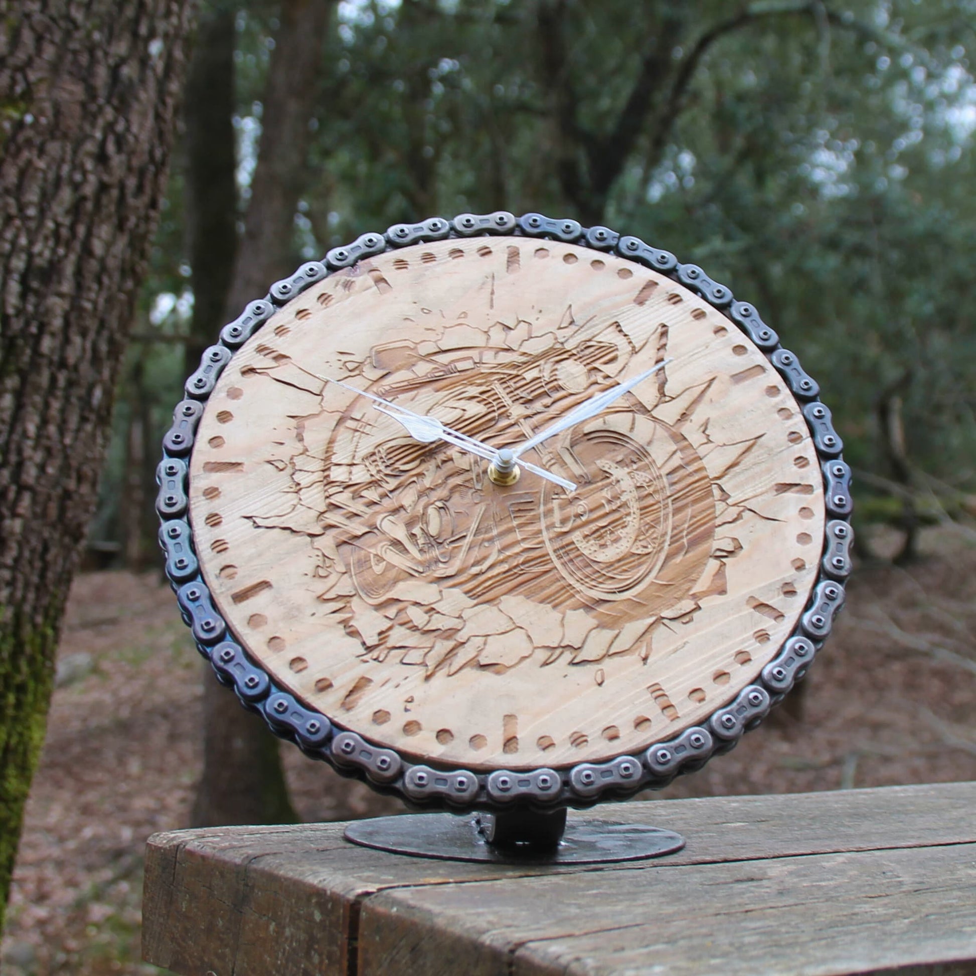 Horloge en bois et métail avec chaine de moto. A poser. idée cadeau original pour motard passionné